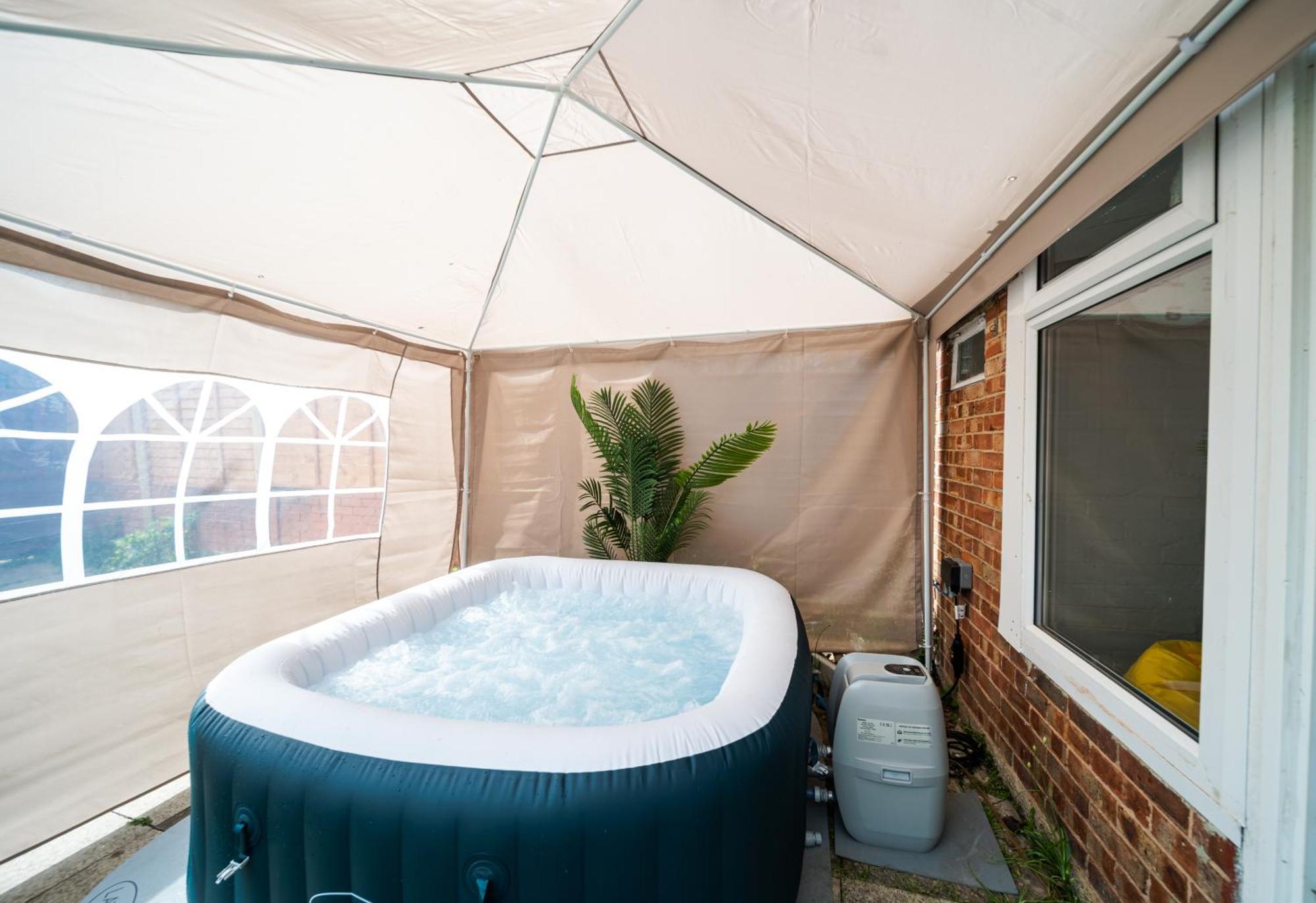 Open Mind - Hottub, 4 Beds & 2 Free Parking Holiday home *